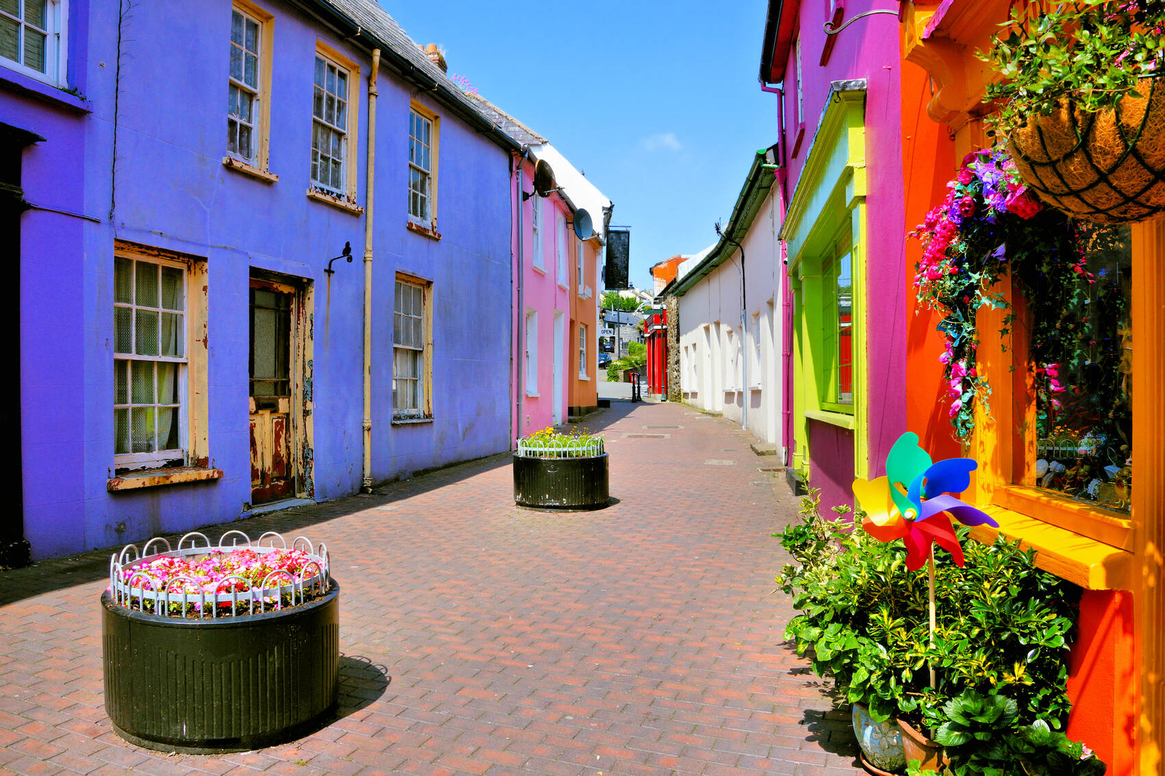 Brightly-coloured houses in the historic port town of Kinsale in County Cork — jenifoto
