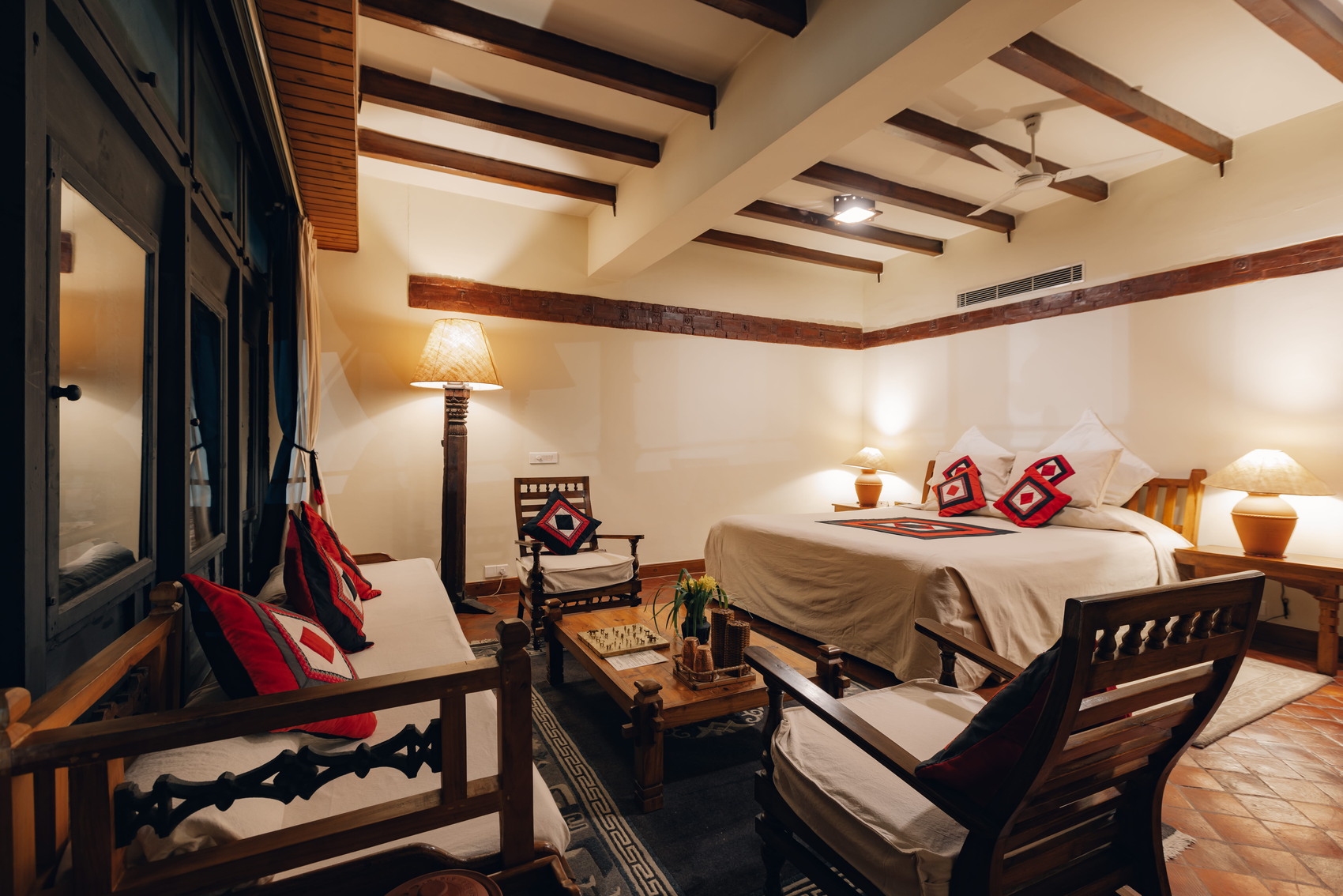 El opulento dormitorio del hotel The Dwarika's en Nepal