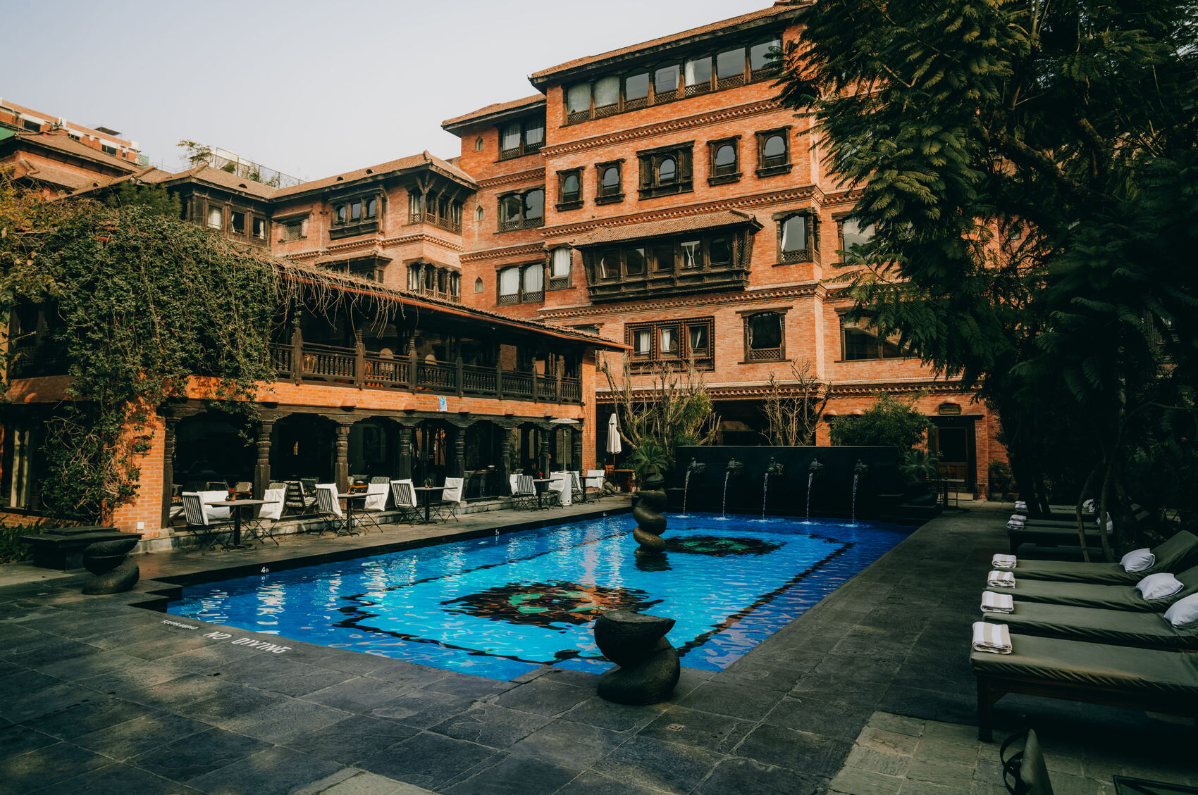 La piscina y la arquitectura del hotel en The Dwarika's Hotel en Nepal