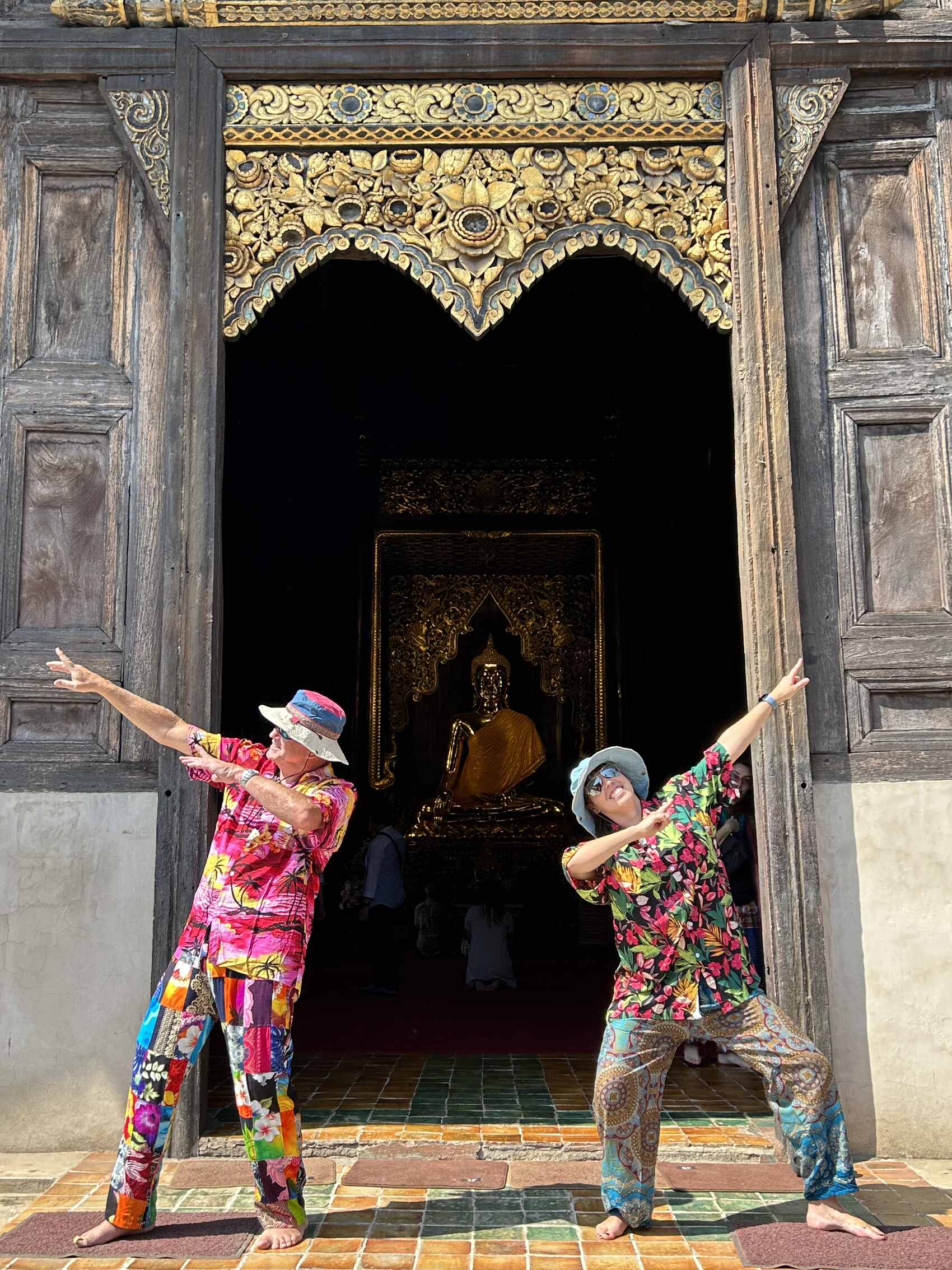 Canadian nurse Marci Holden posing with fellow traveller in Thailand