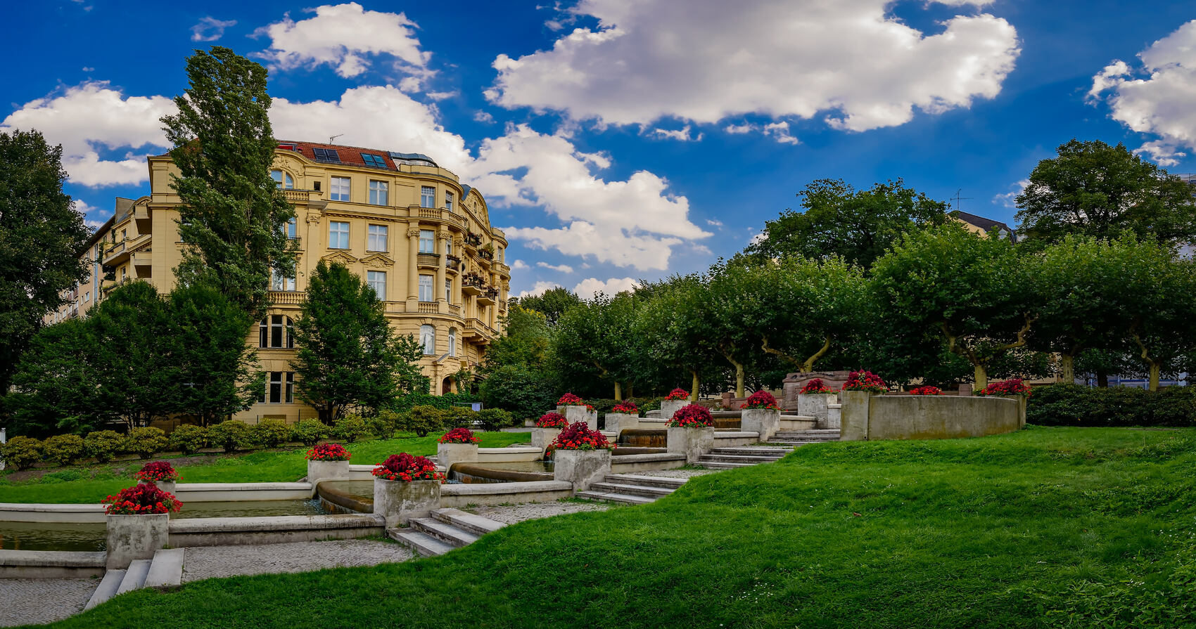 The sun-dappled Lietzenseepark  in Charlottenburg in Germany — ebenart
