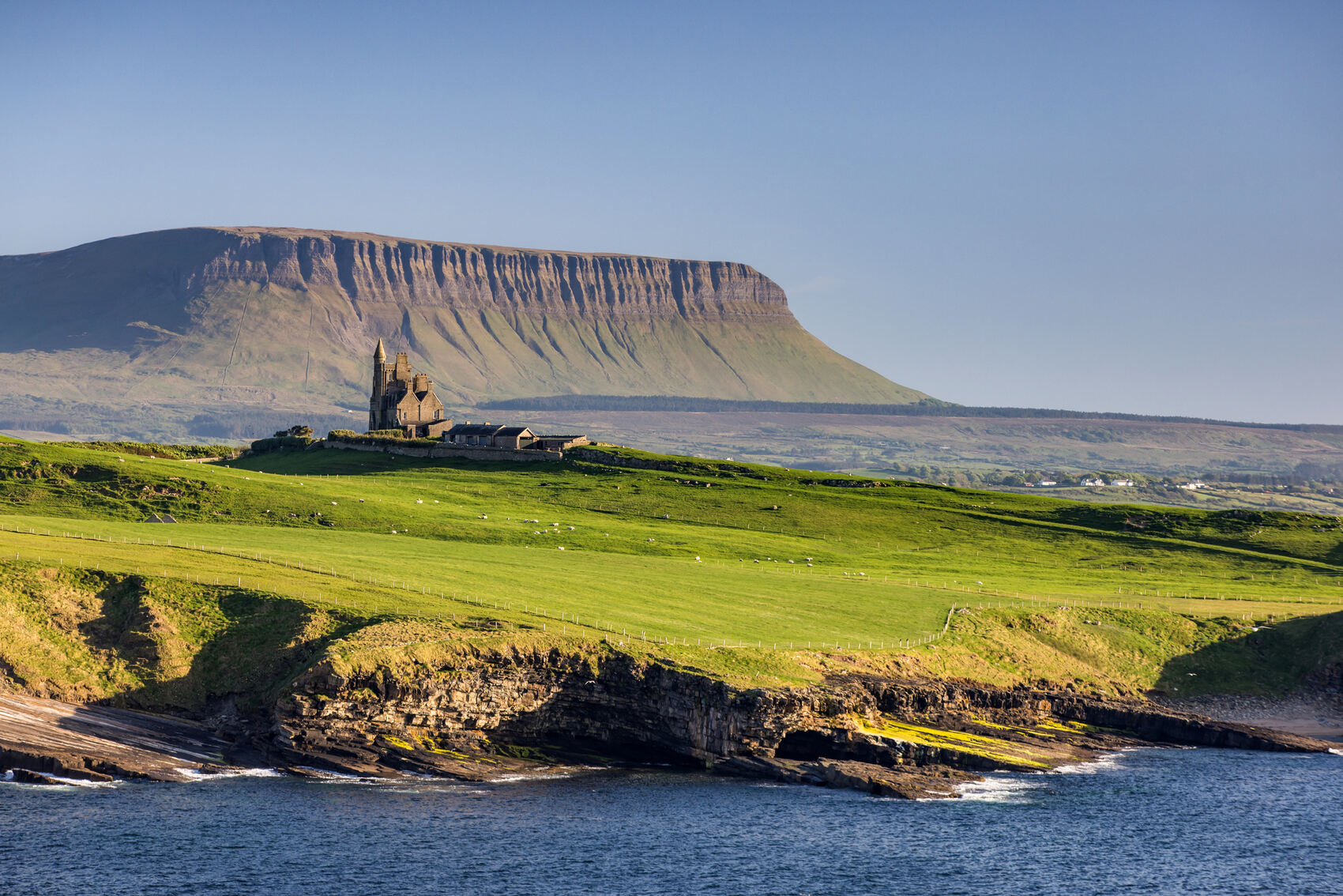 The imposing sight of Benbulden on the Wild Atlantic Way in Sligo &mdash; Dario Endara