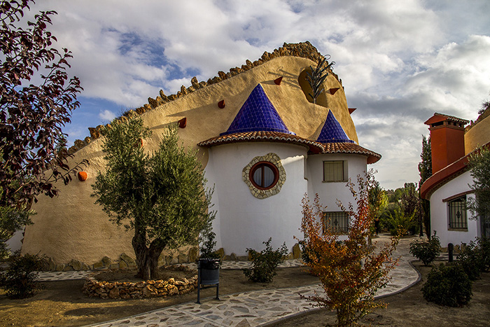 Settle in for 2 nights at a modernized cave hotel set into the Sierra Nevada foothills