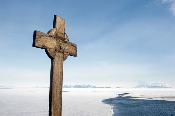 Cross at Hut Point in memory of George Vince, a member of the Scott expedition, who died in the vicinity. Photo courtesy of Sergey Tarasenko.